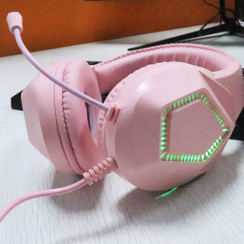 What is the difference in microphone life between wired and wireless gaming headsets?